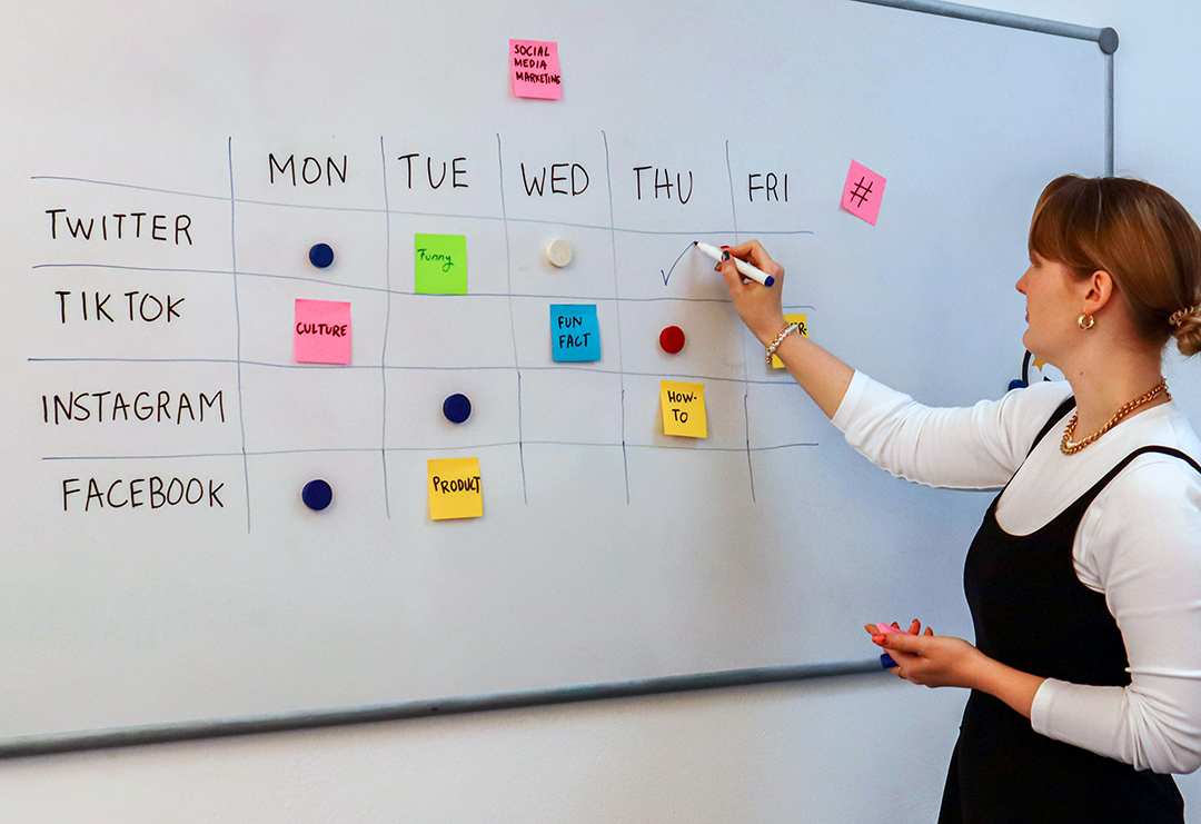 social media content calendar example